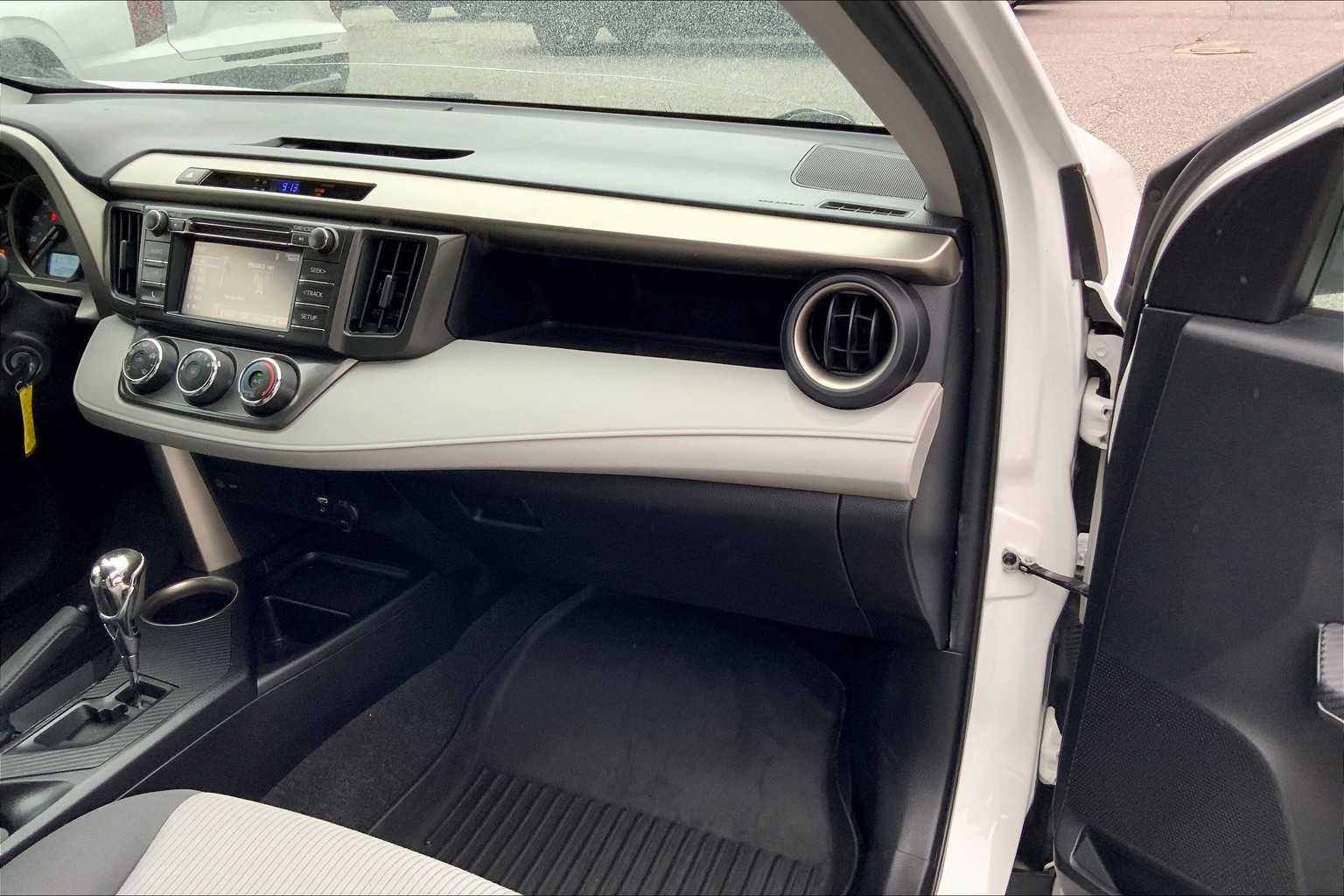 2015 Toyota RAV4 LE photo 16
