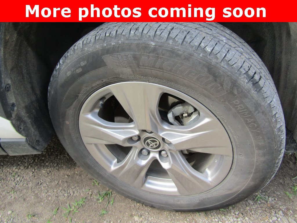 2022 Toyota RAV4 XLE photo 9