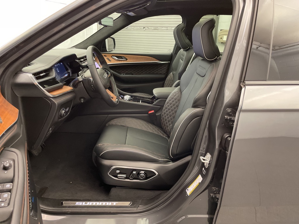 2025 Jeep Grand Cherokee L Summit Reserve photo 15