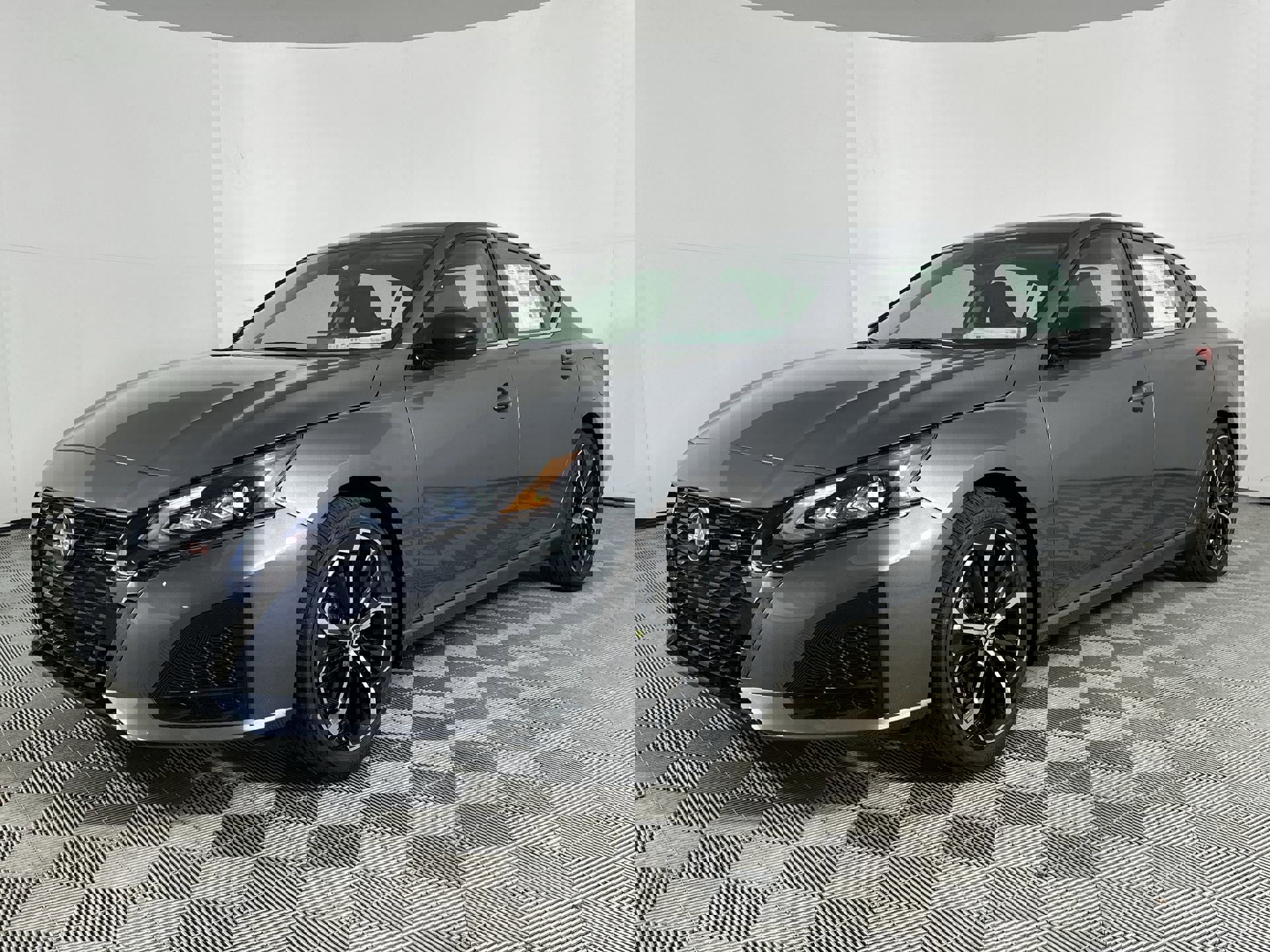 2025 Nissan Altima SR photo 4