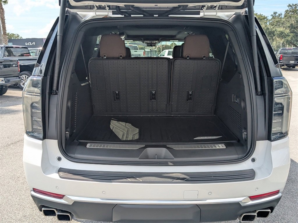 2025 Chevrolet Suburban High Country photo 4