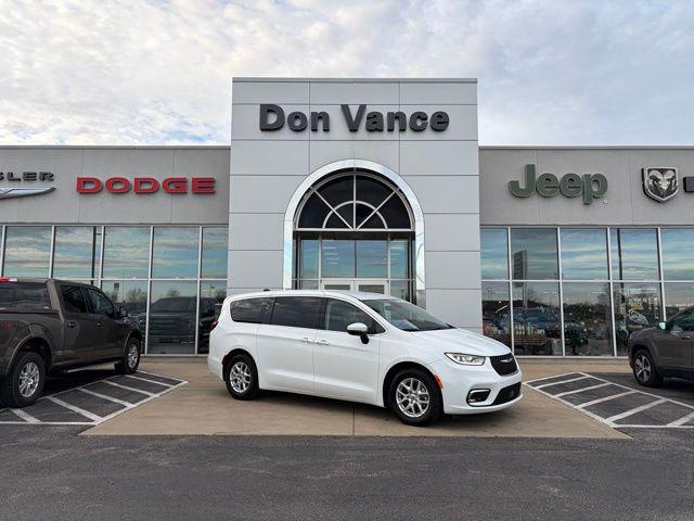 2023 Chrysler Pacifica Touring L's photo