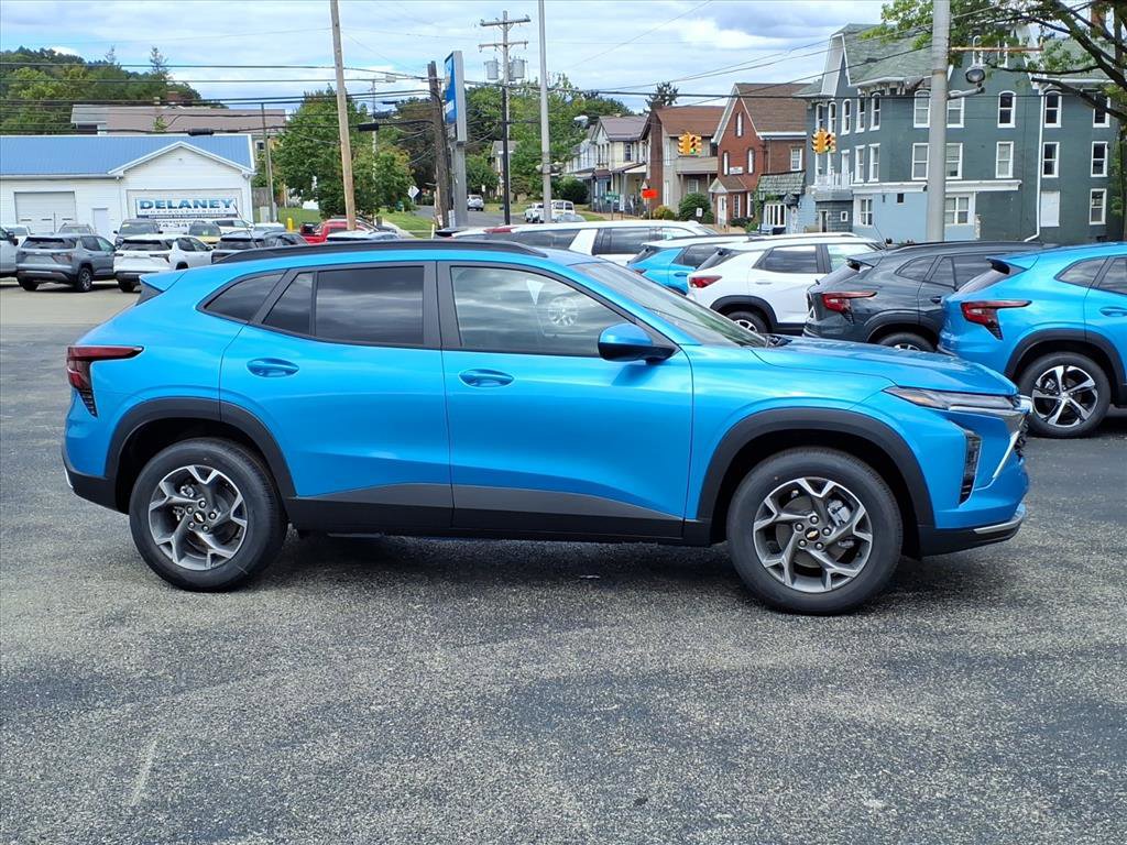 2025 Chevrolet Trax LT photo 2
