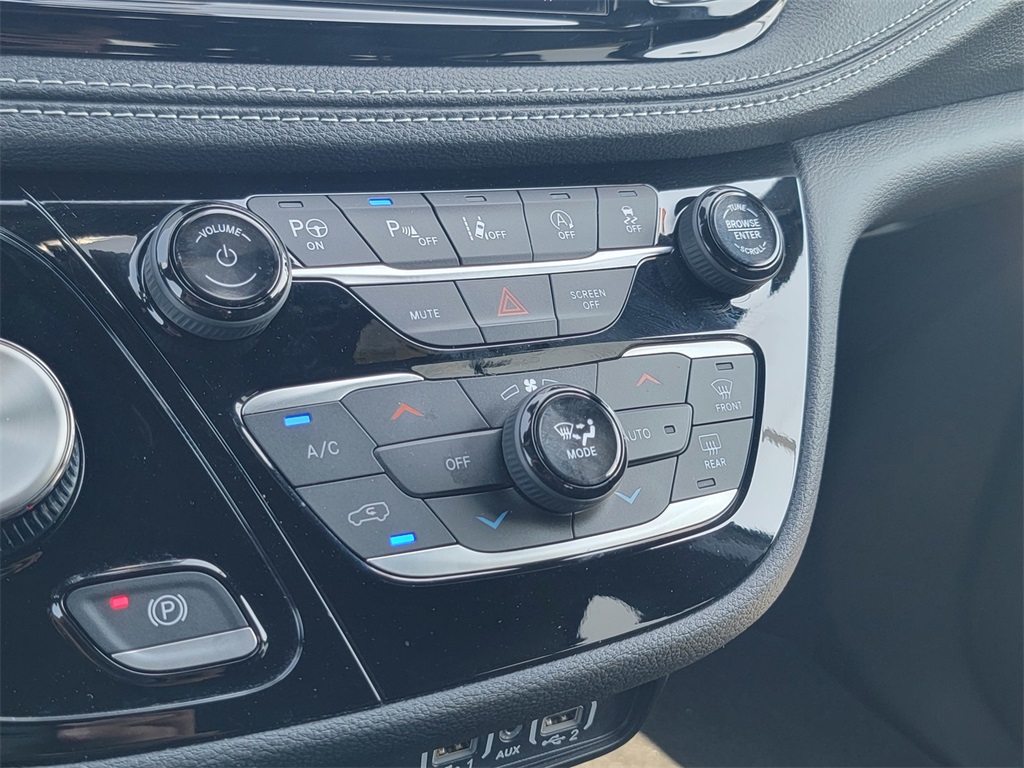 2024 Chrysler Pacifica Touring L photo 17