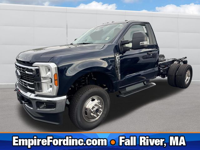 2025 Ford F-350 Super Duty Chassis Cab XL's photo