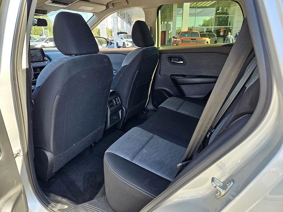 2023 Nissan Rogue SV photo 6