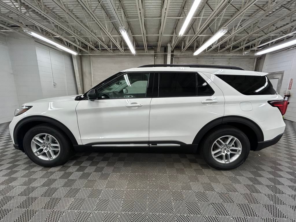 2025 Ford Explorer photo 6