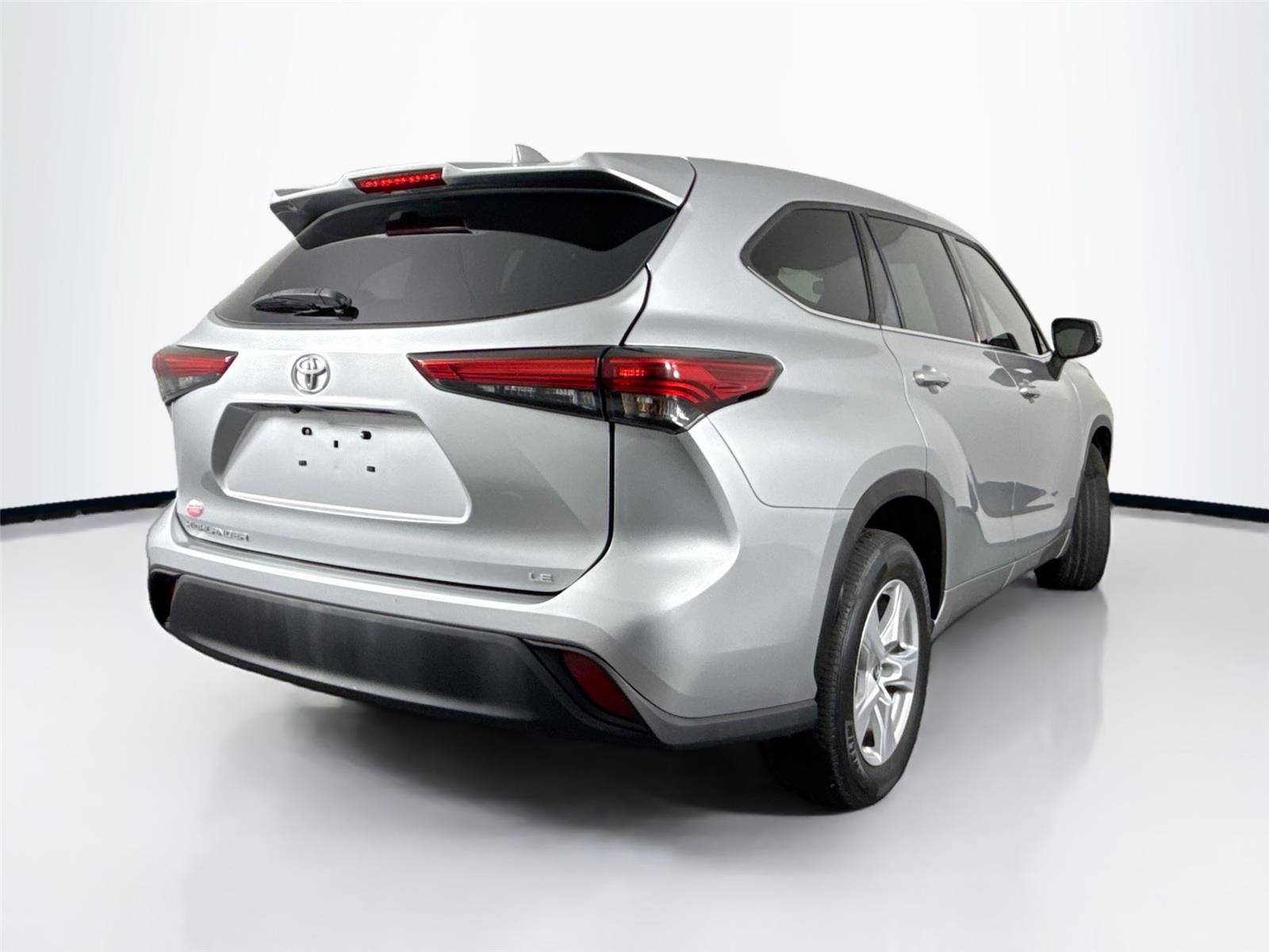 2021 Toyota Highlander LE photo 3
