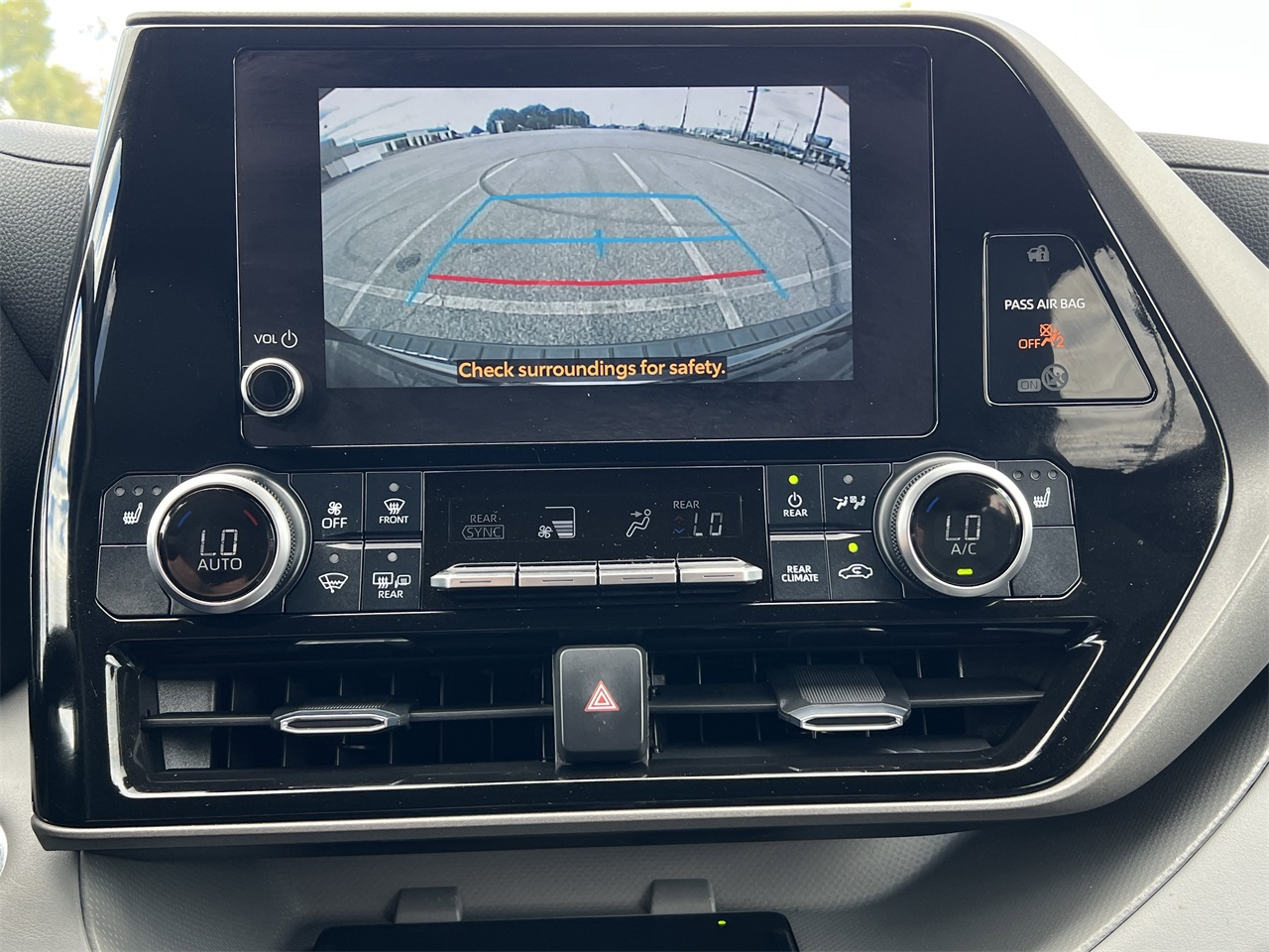 2023 Toyota Highlander XLE photo 2