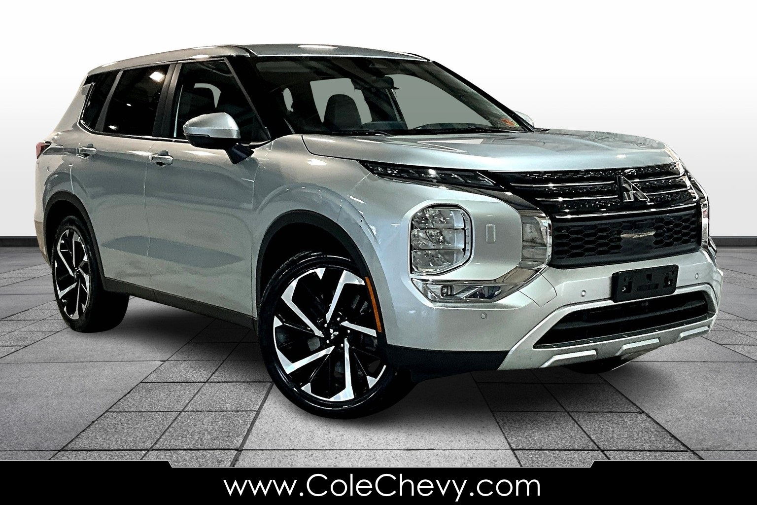 2024 Mitsubishi Outlander SE's photo