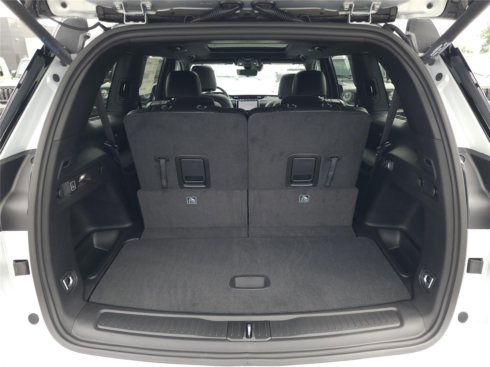 2025 Jeep Grand Cherokee Limited photo 3