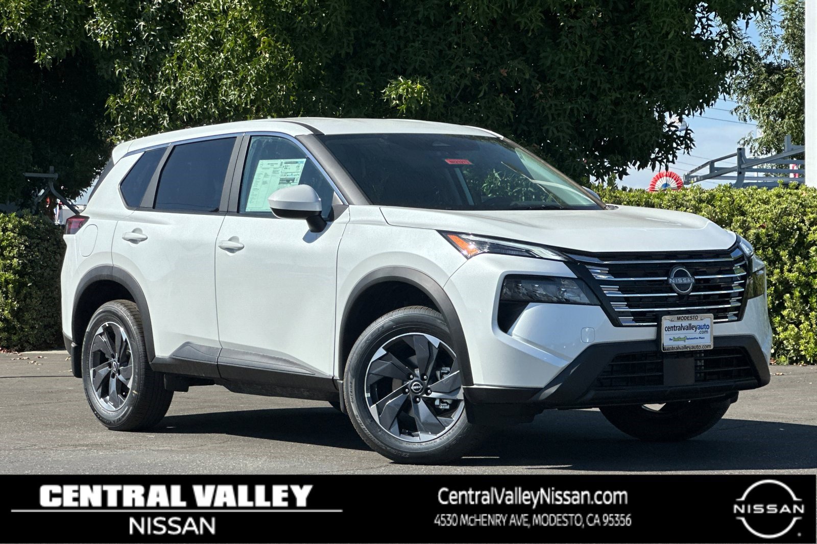 2026 Nissan Rogue SV's photo