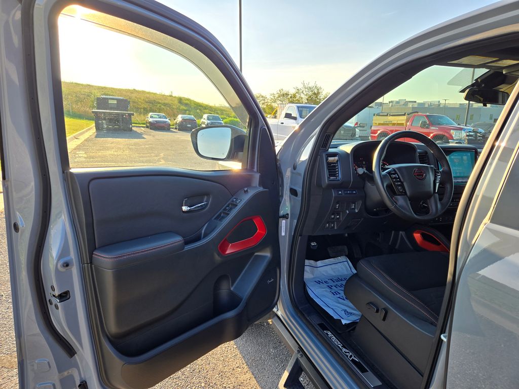 2023 Nissan Frontier PRO-4X photo 8
