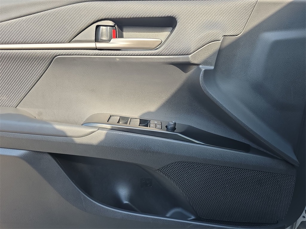 2025 Toyota Camry SE photo 13