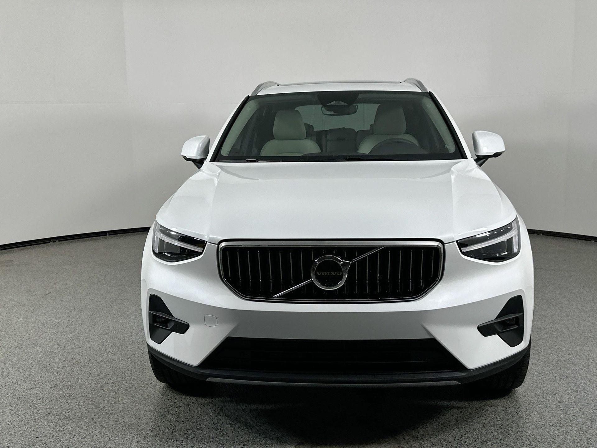 2025 Volvo XC40 AWD Plus photo 2