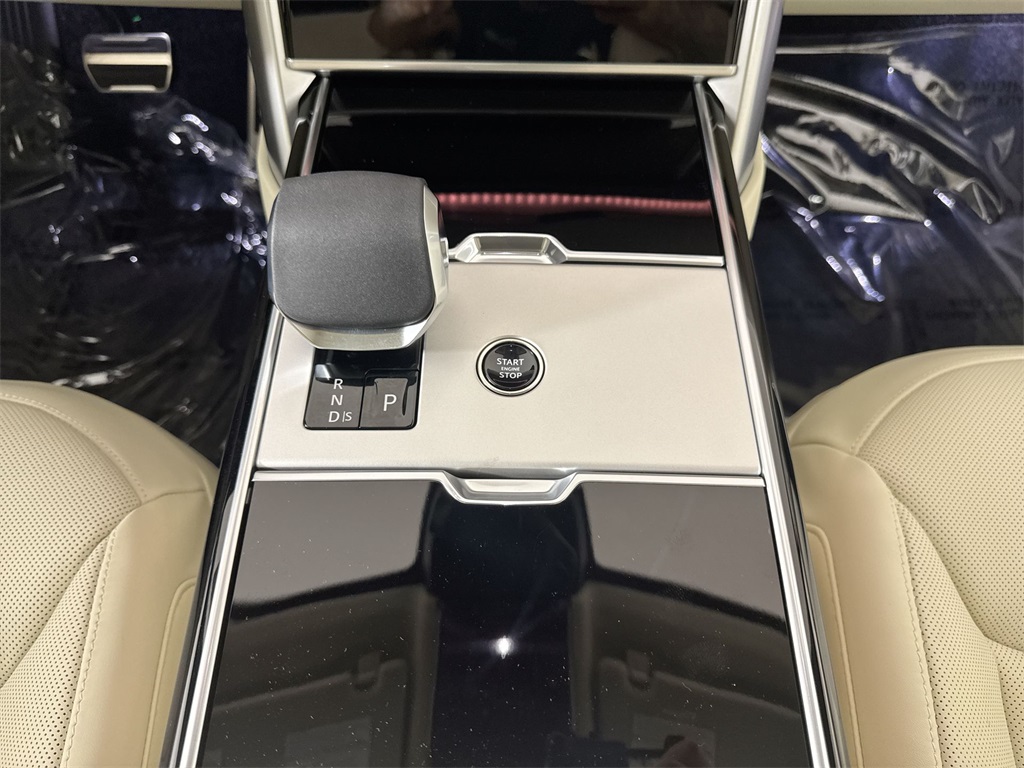 2025 Land Rover Range Rover SE photo 16