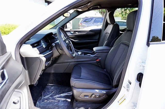 New 2024 Bright White Clear-Coat Exterior Paint Jeep Laredo image 17