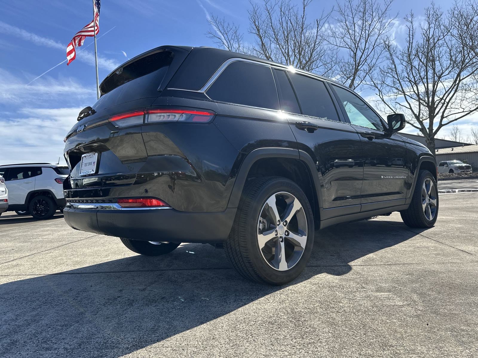 2024 Jeep Cherokee photo 4