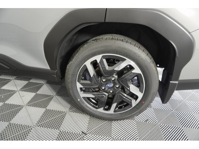 2025 Subaru Forester Premium photo 8