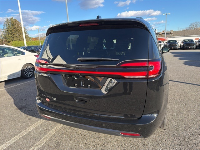 2026 Chrysler Pacifica photo 3