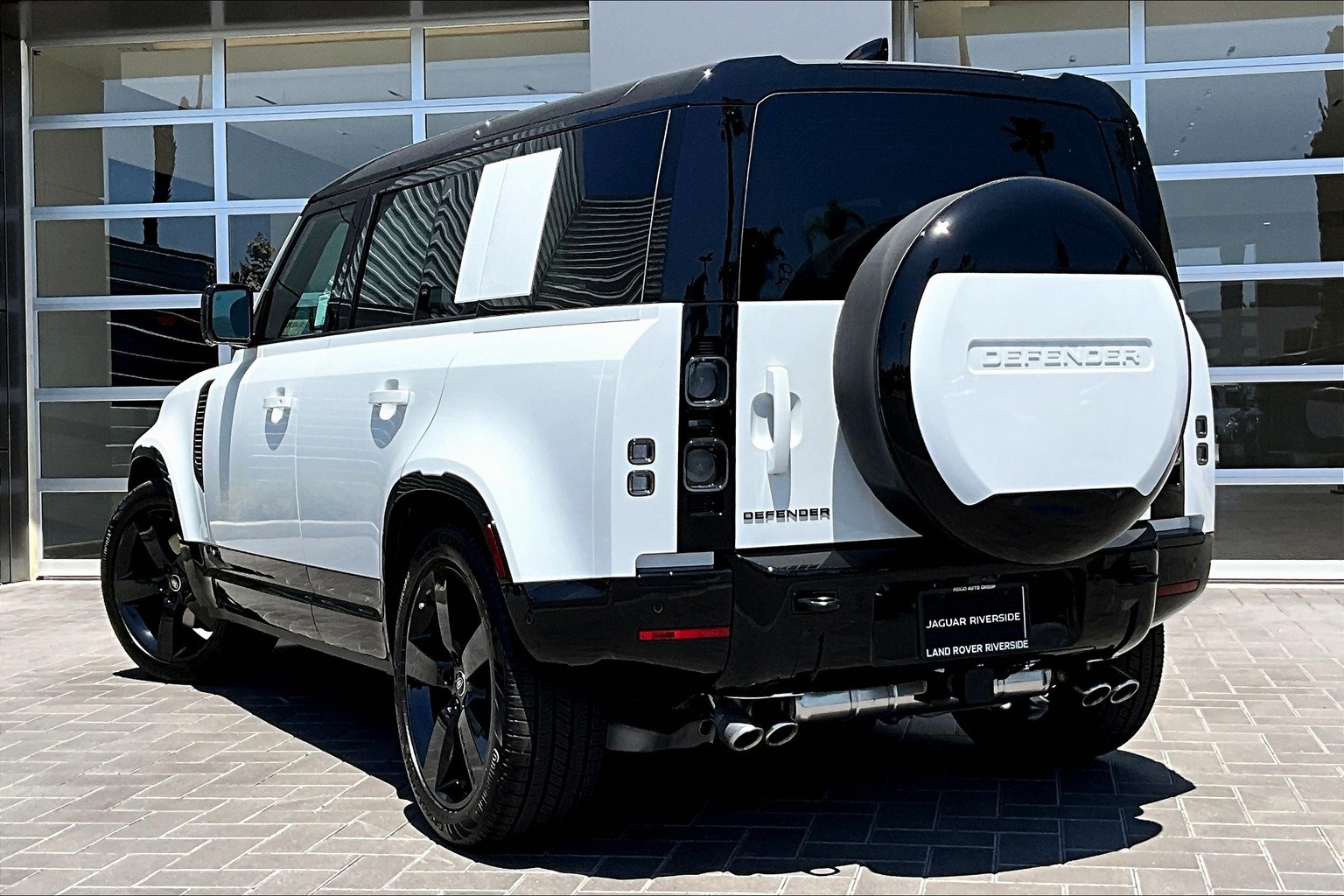 2025 Land Rover Defender 110 V8 photo 2
