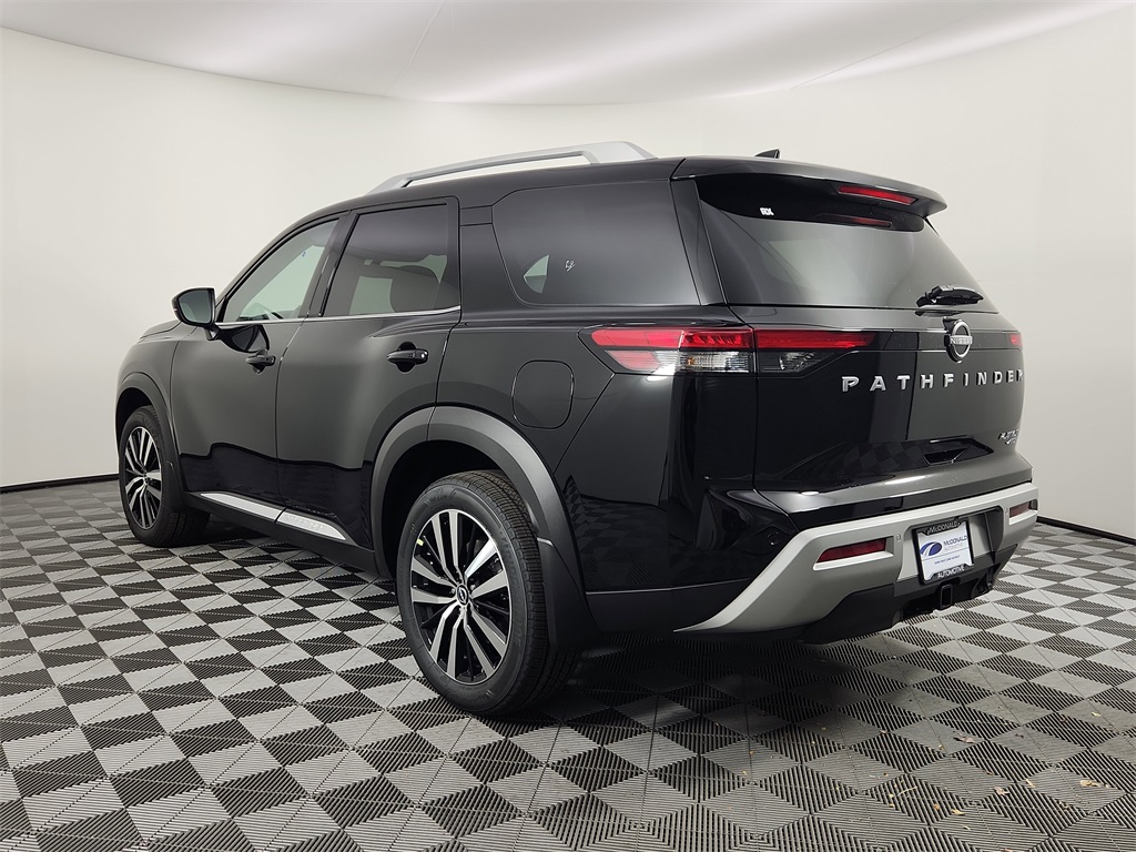 2025 Nissan Pathfinder Platinum photo 2