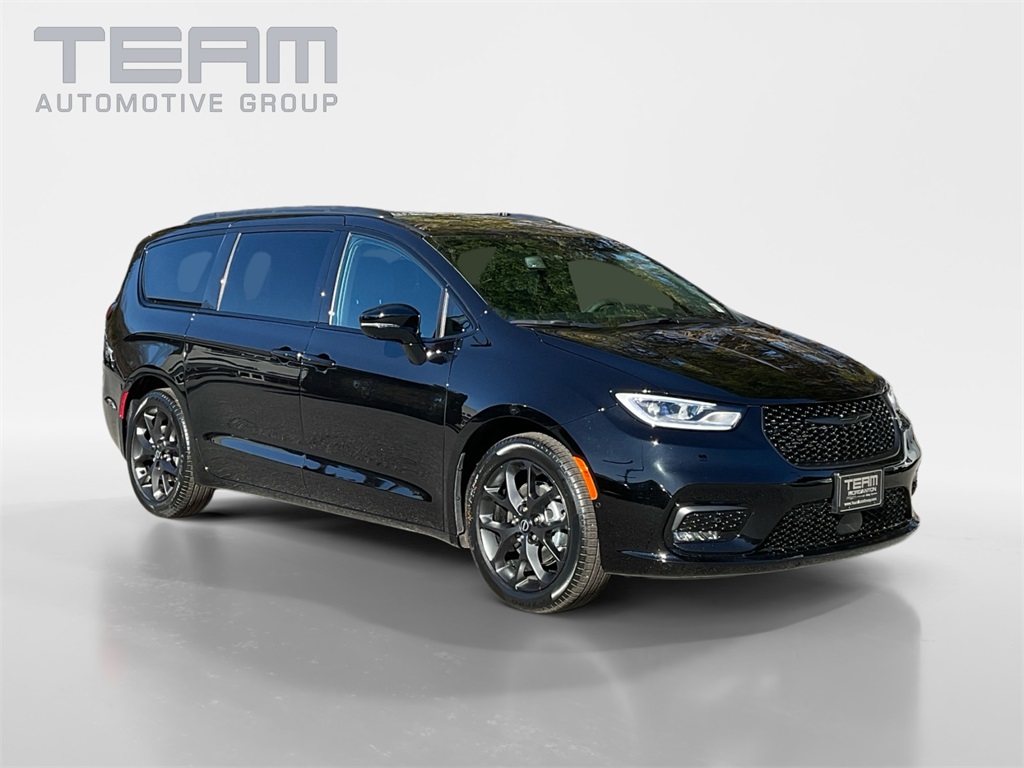 2026 Chrysler Pacifica Select's photo