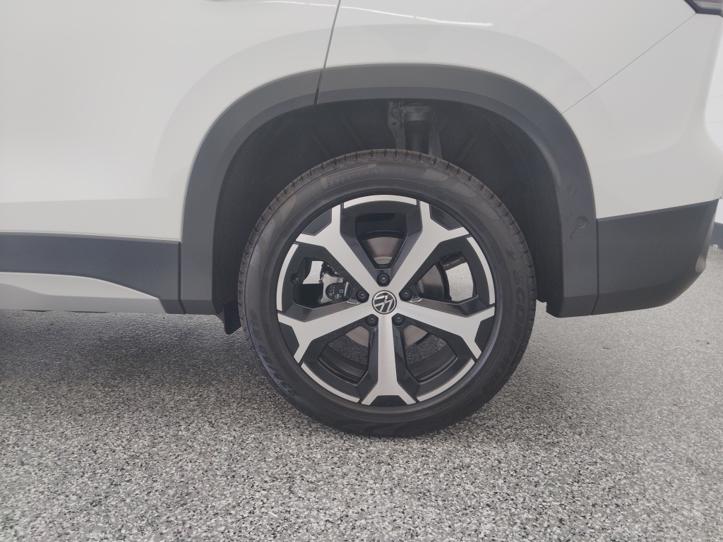 2026 Volkswagen Tiguan SE photo 4