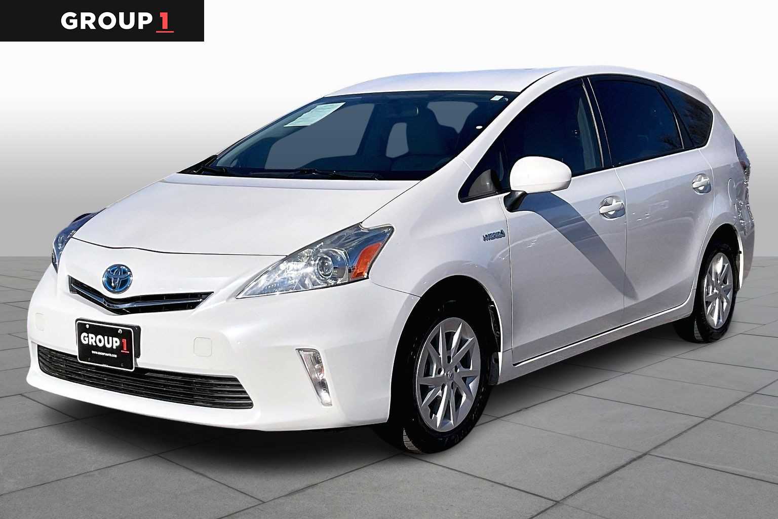 2014 Toyota Prius v Three's photo