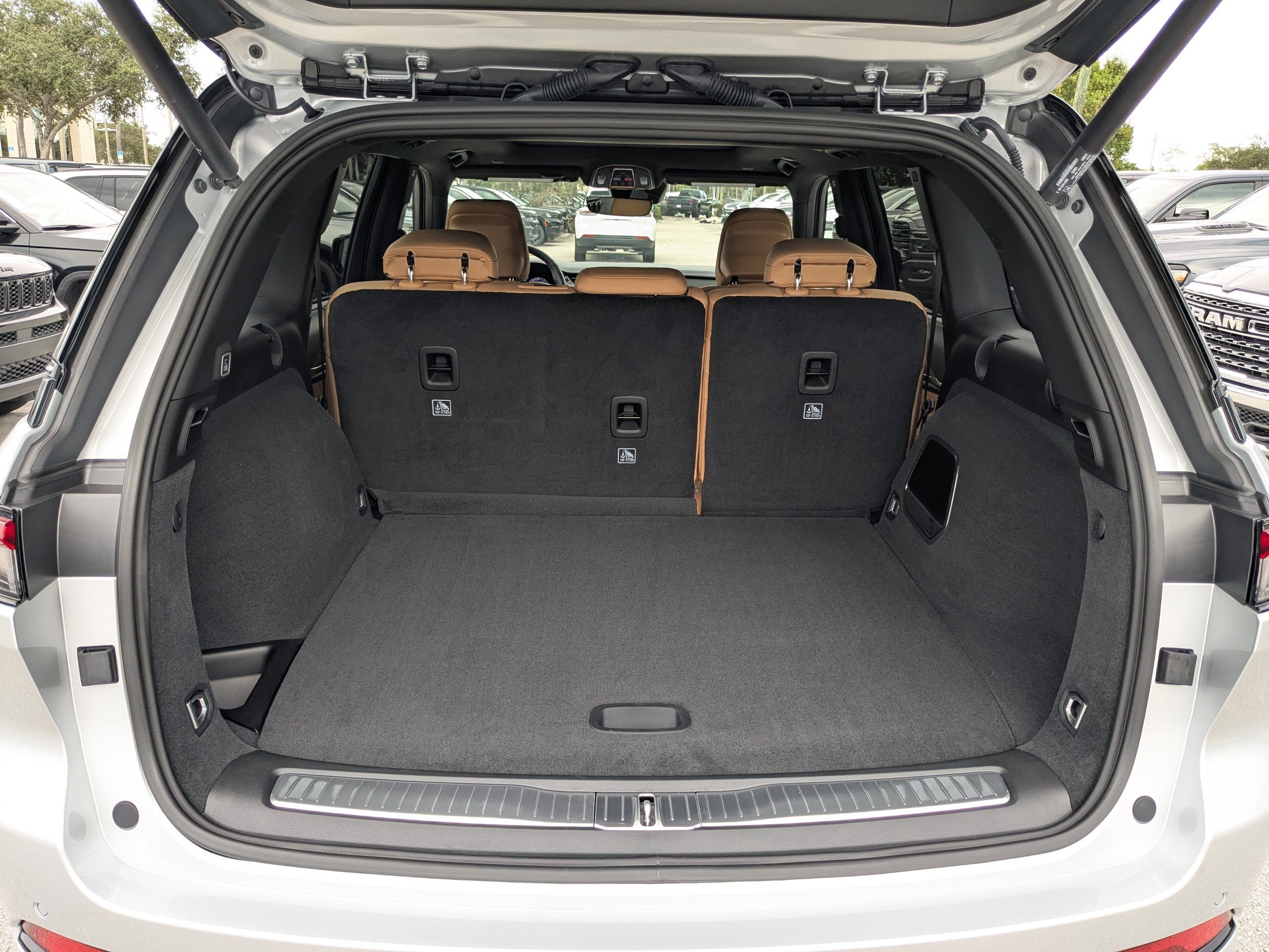 2025 Jeep Grand Cherokee Summit photo 13