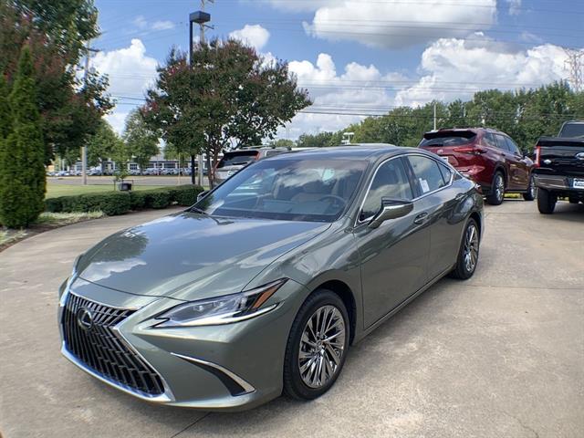 2025 Lexus ES Hybrid 300h Luxury's photo