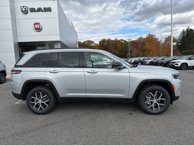 2025 Jeep Grand Cherokee Limited photo 2