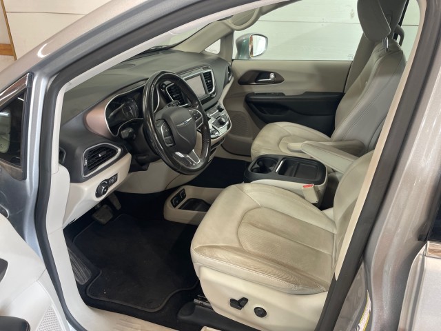 2019 Chrysler Pacifica Touring L photo 10