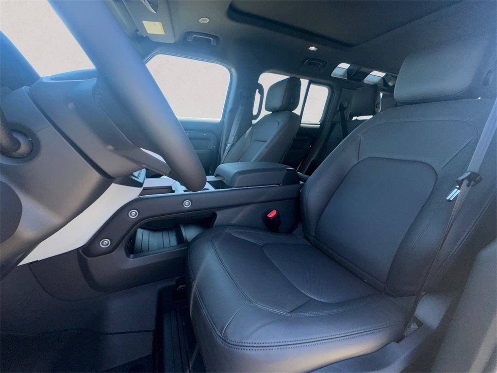 2025 Land Rover Defender 110 X-Dynamic SE photo 9