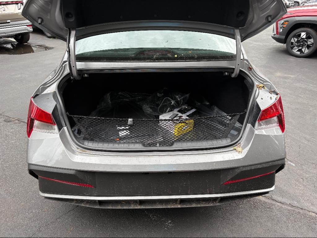 2025 Hyundai Elantra SEL Sport photo 10