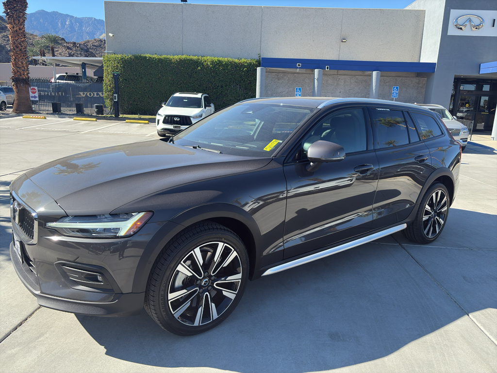 2023 Volvo V60 Cross Country B5 Ultimate photo 2