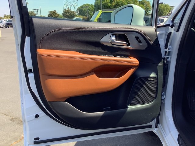 2024 Chrysler Pacifica Pinnacle photo 8