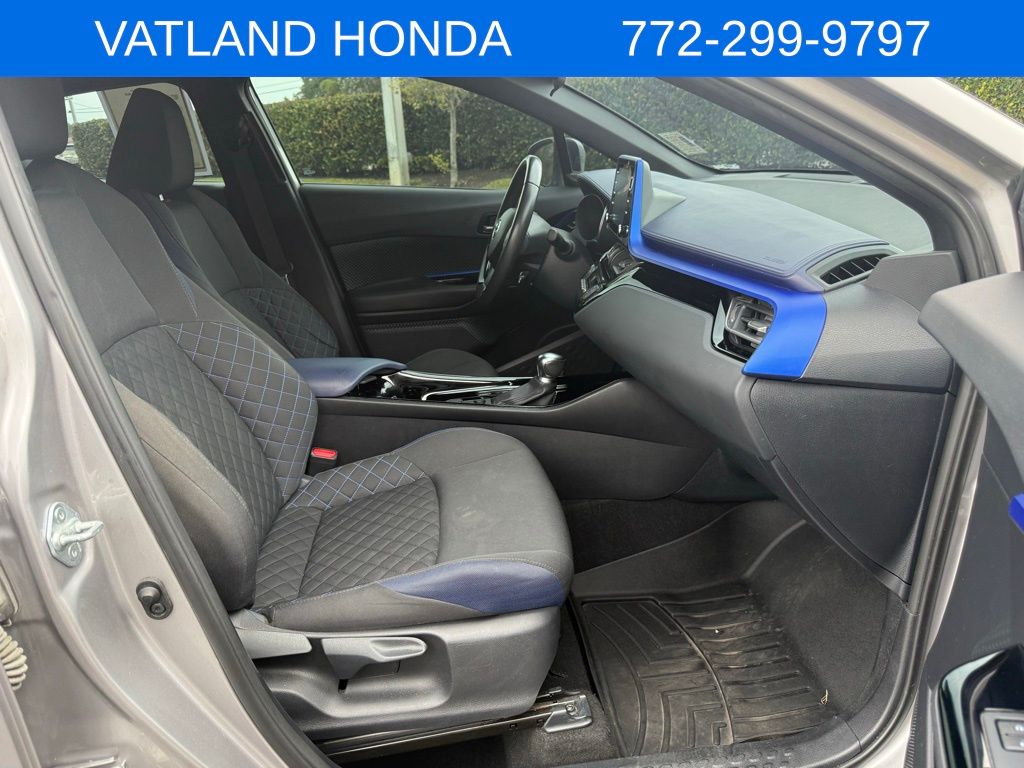 2020 Toyota C-HR XLE photo 29