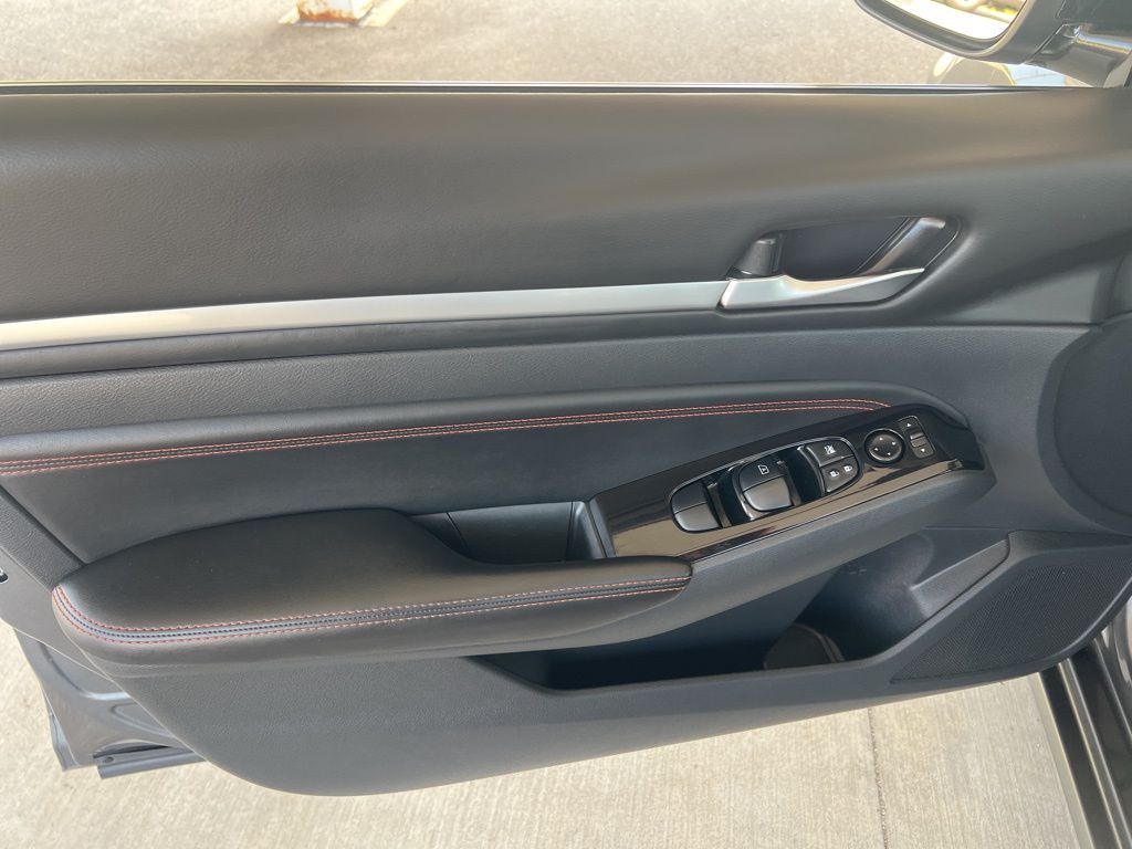 2023 Nissan Altima SR photo 7