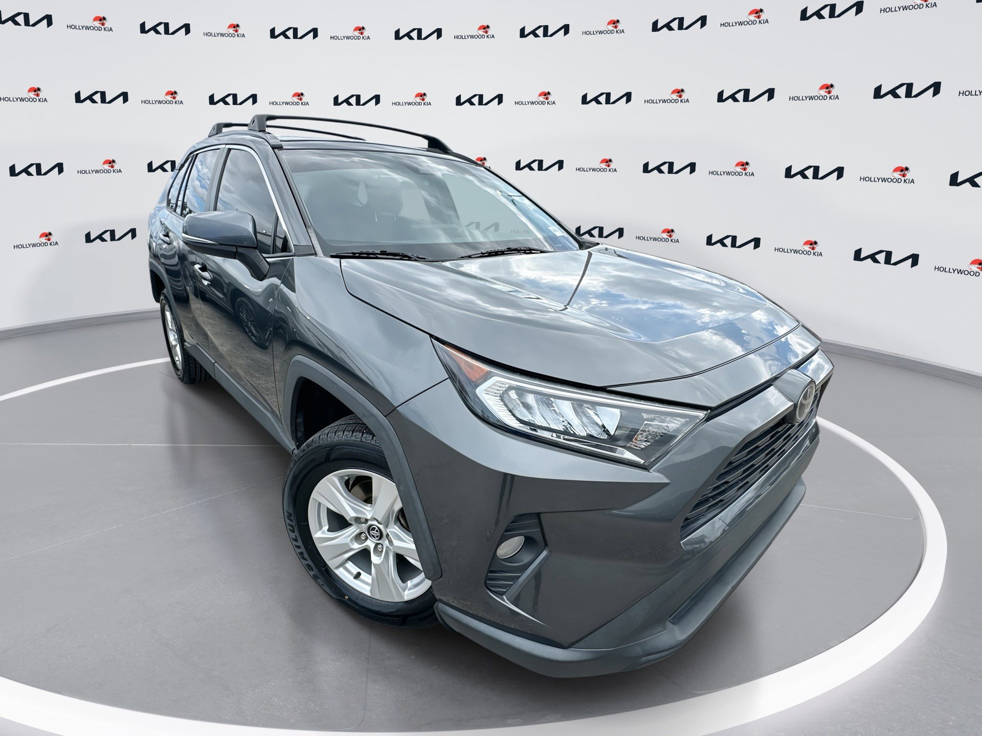 2021 Toyota RAV4 XLE's photo