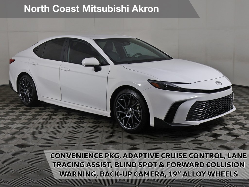 2025 Toyota Camry SE's photo