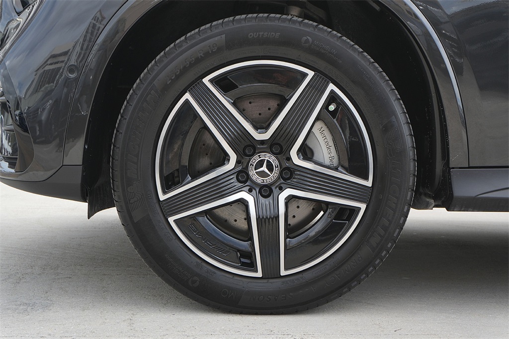 2025 Mercedes Benz GLC 300 photo 4