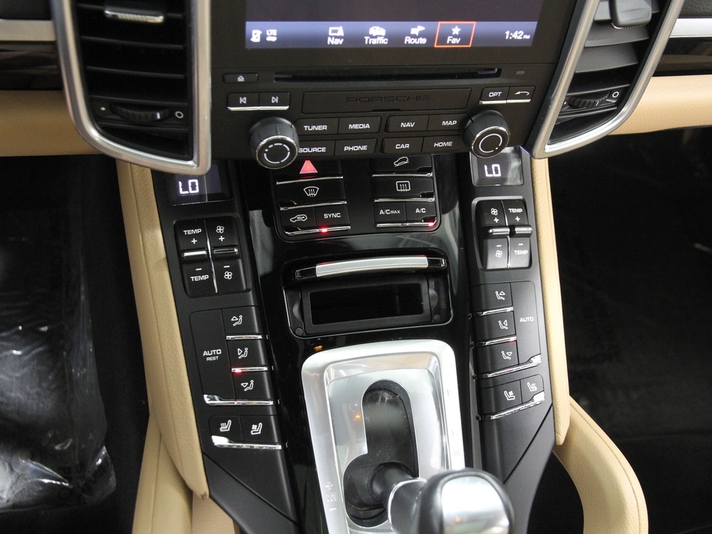 2018 Porsche Cayenne Platinum Edition photo 13