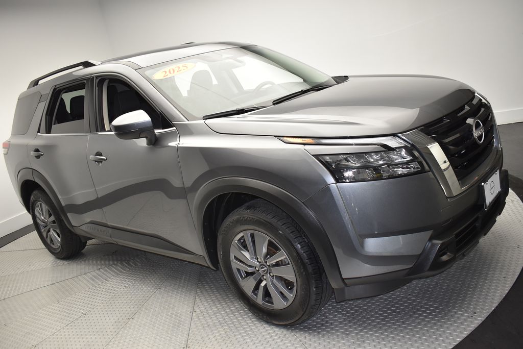 2025 Nissan Pathfinder SV photo 3