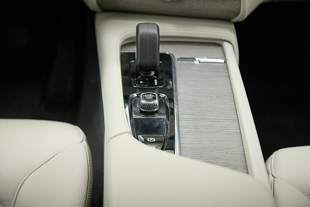 2023 VOLVO XC90 - Image 32