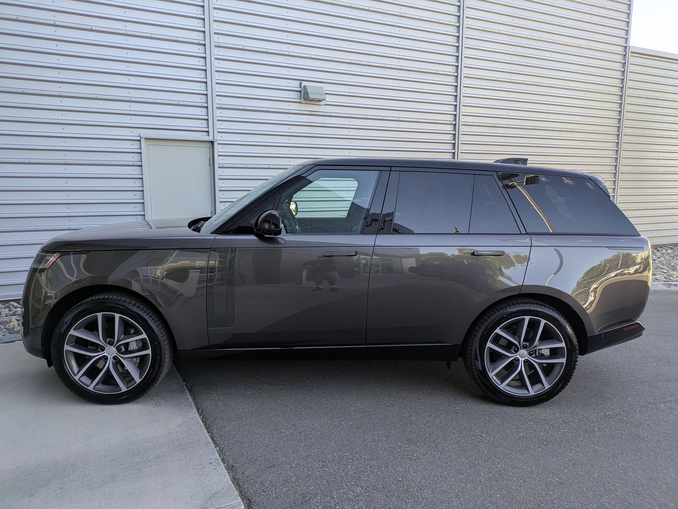 2025 Land Rover Range Rover SE photo 2