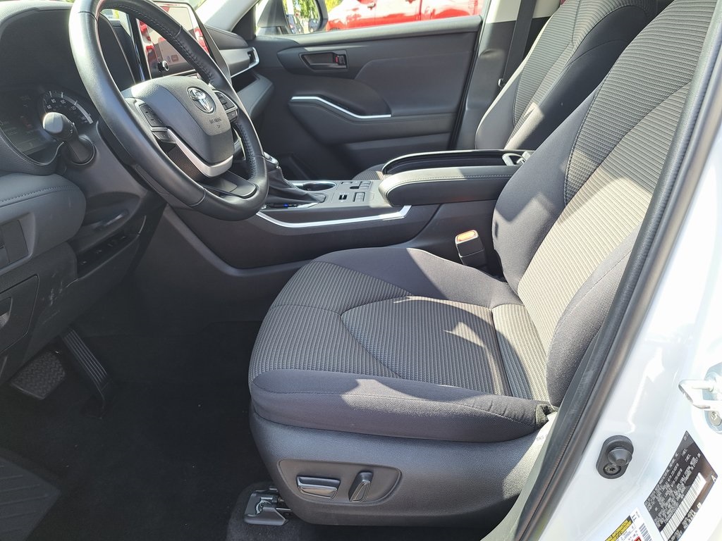 2023 Toyota Highlander LE photo 24