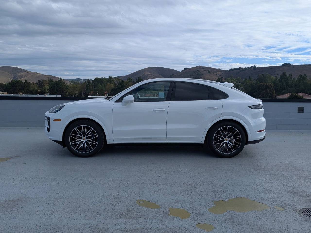 2025 Porsche Cayenne Coupe Base photo 2