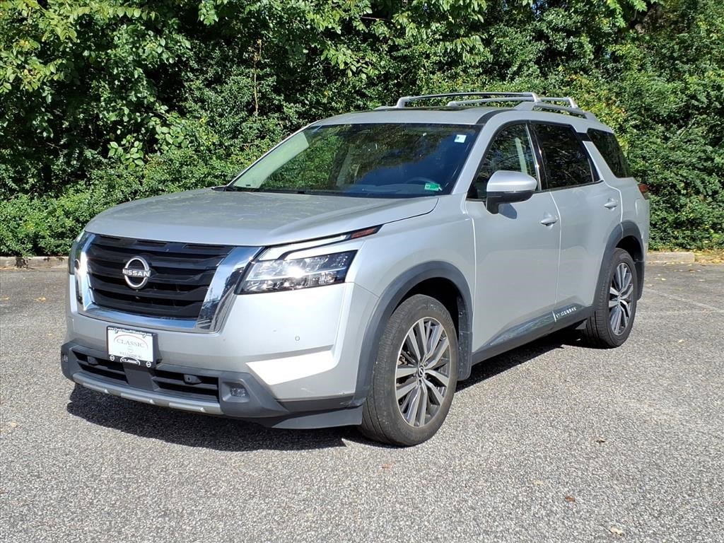 2022 Nissan Pathfinder Platinum photo 3