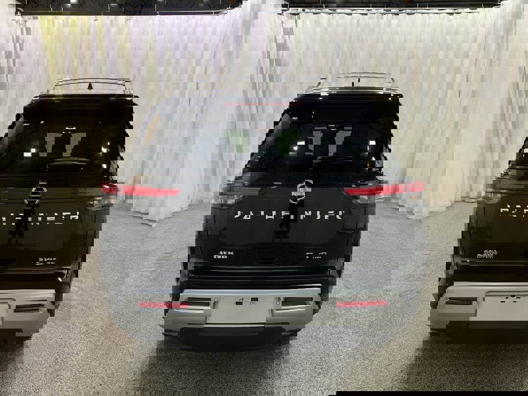 2025 Nissan Pathfinder SL photo 4